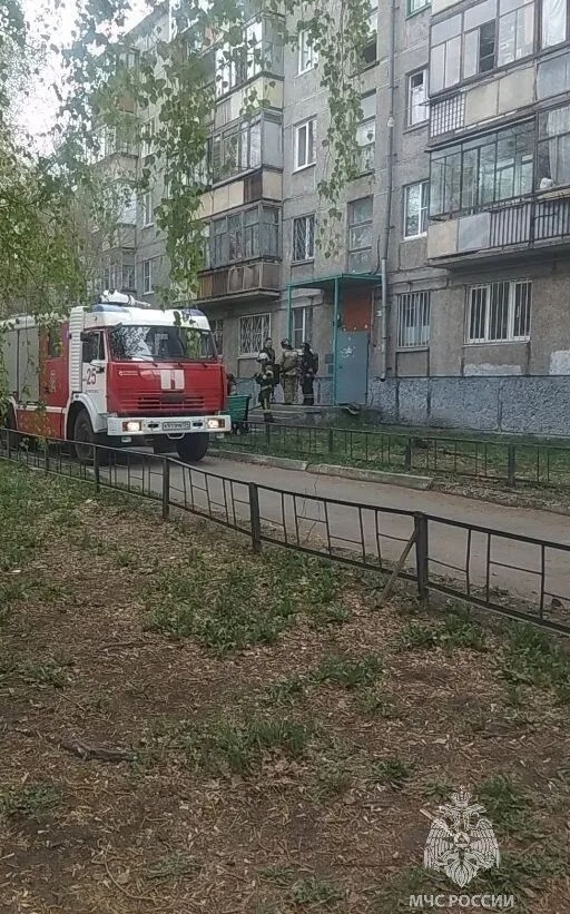 До беды довела сигарета. В Магнитогорске пожарные спасли двух человек из огня
