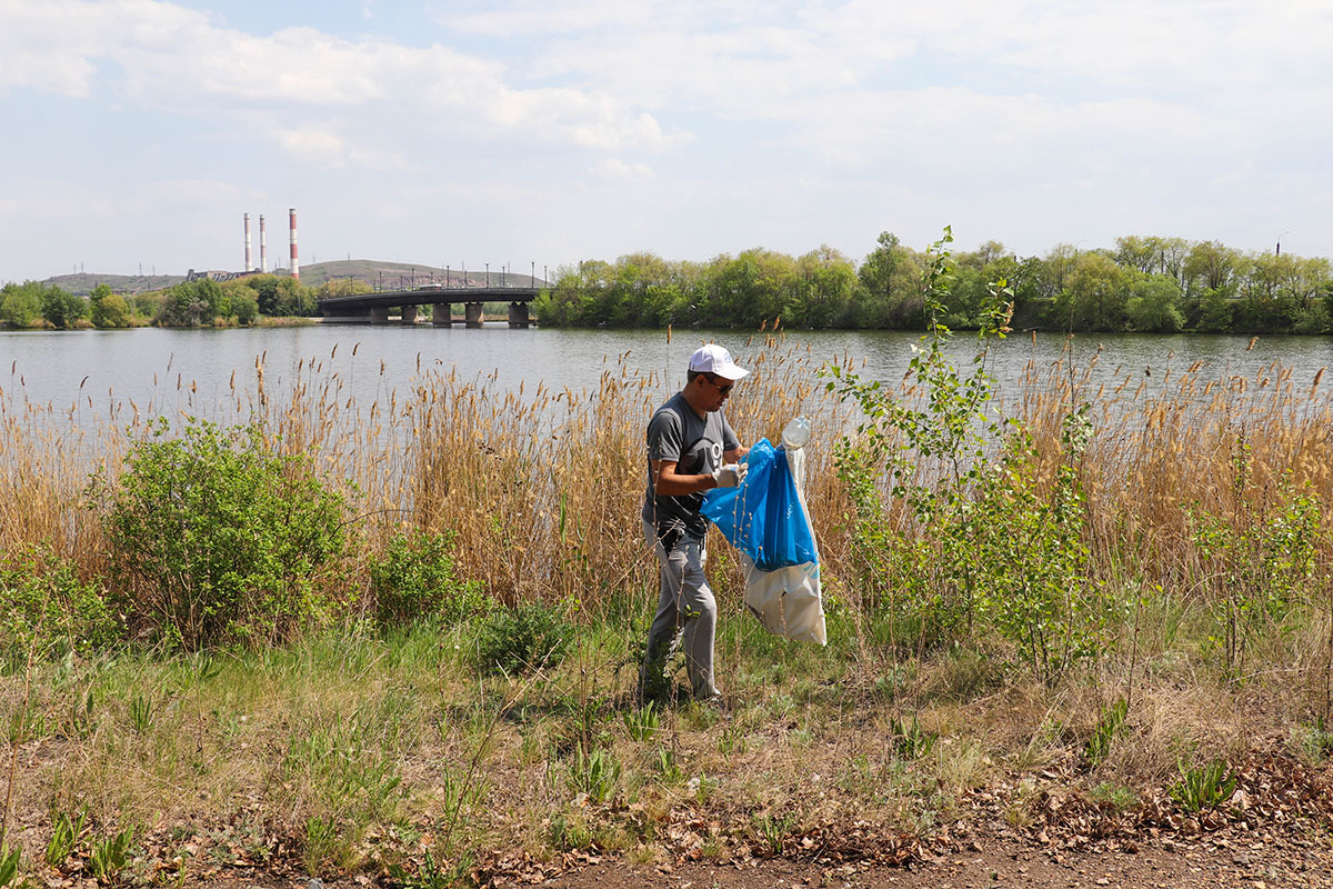 Воду – на свободу. Волонтеры посоревновались в сборе мусора на берегу Урала