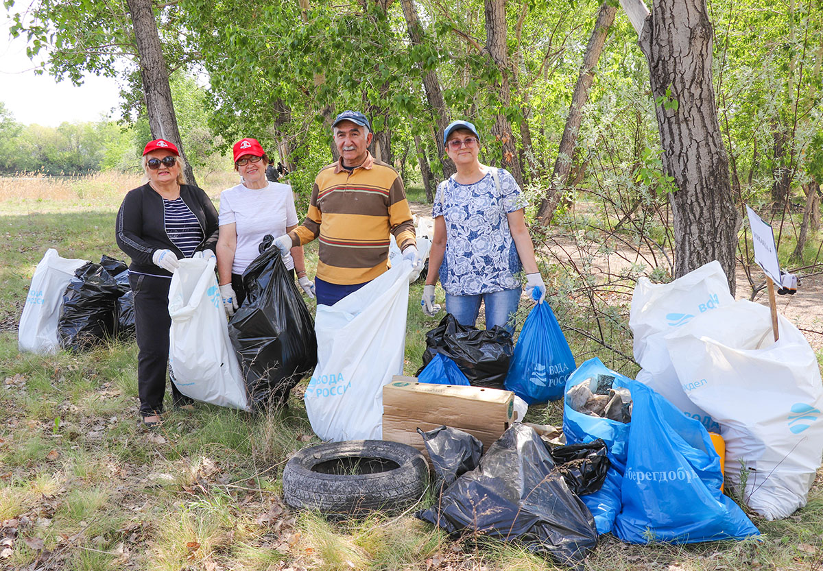 Воду – на свободу. Волонтеры посоревновались в сборе мусора на берегу Урала