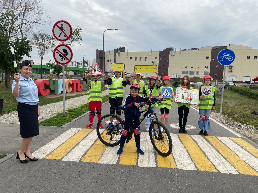 «Сойди с велосипеда!». Возле пешеходных переходов в Магнитогорске дети оставили предупреждающие надписи  
