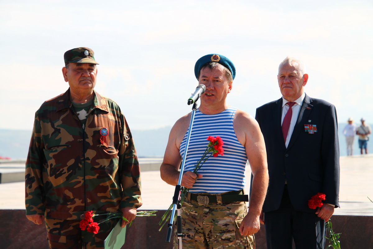 «С неба - в бой!». В день ВДВ в Магнитогорске почтили память погибших воинов