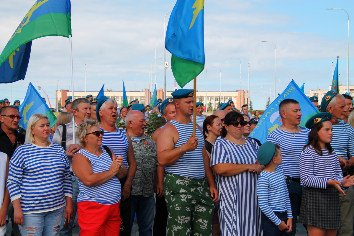 «С неба - в бой!». В день ВДВ в Магнитогорске почтили память погибших воинов
