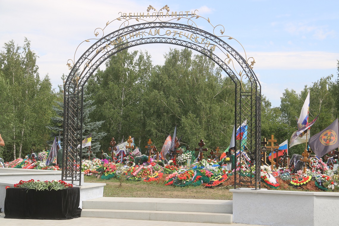 Портал в вечность. В Магнитогорске на мемориалах участников боевых действий установили арки на входе