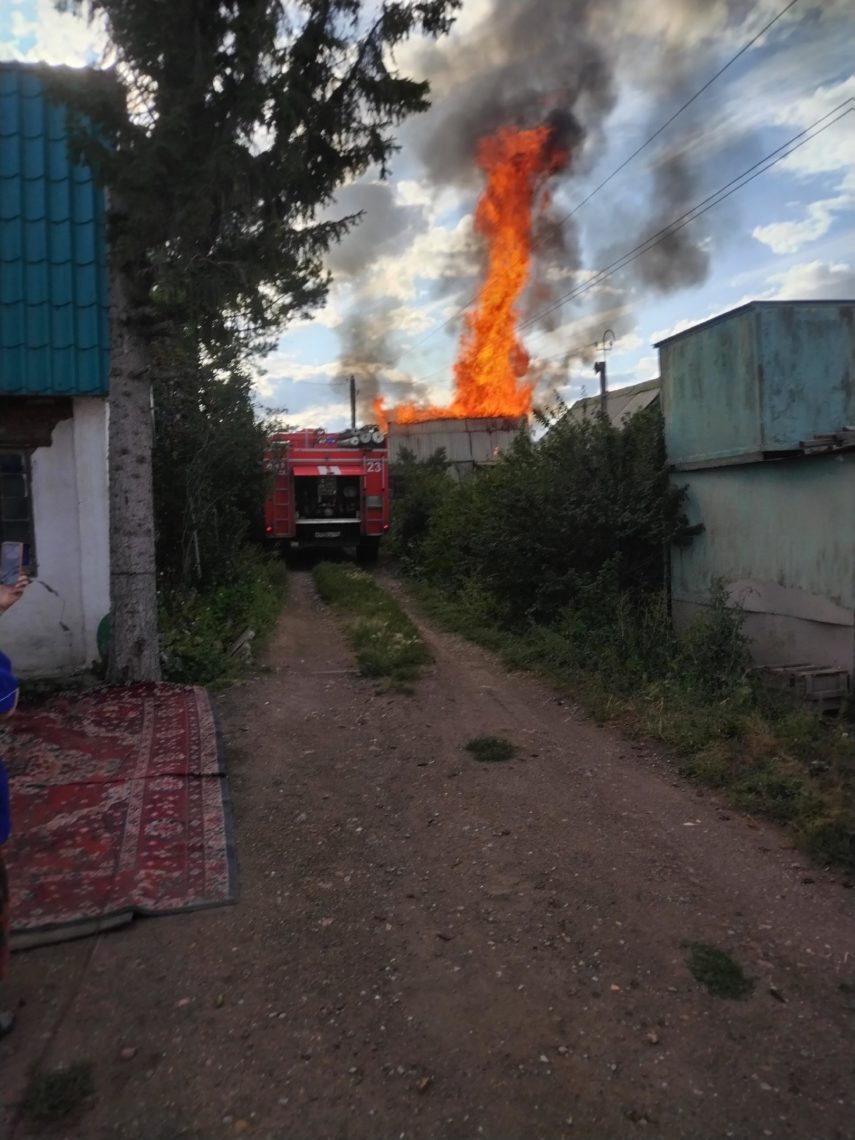 Большой пожар в поселке Крылова. Ночью в Магнитогорске тушили автосервис