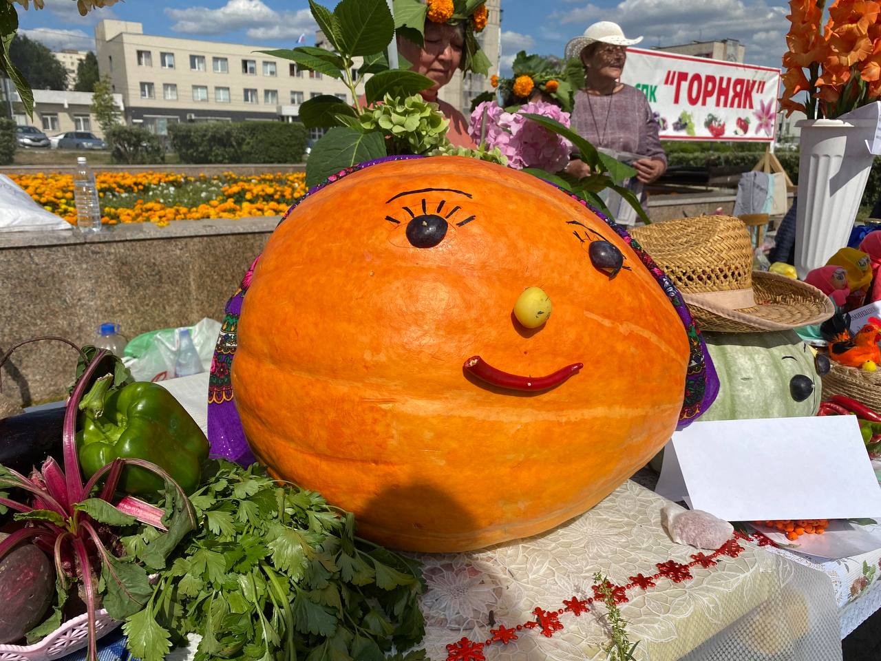 Тыква гигант и овощные поделки. В Магнитогорске задорно прошла выставка урожая "Дары осени- 2023"
