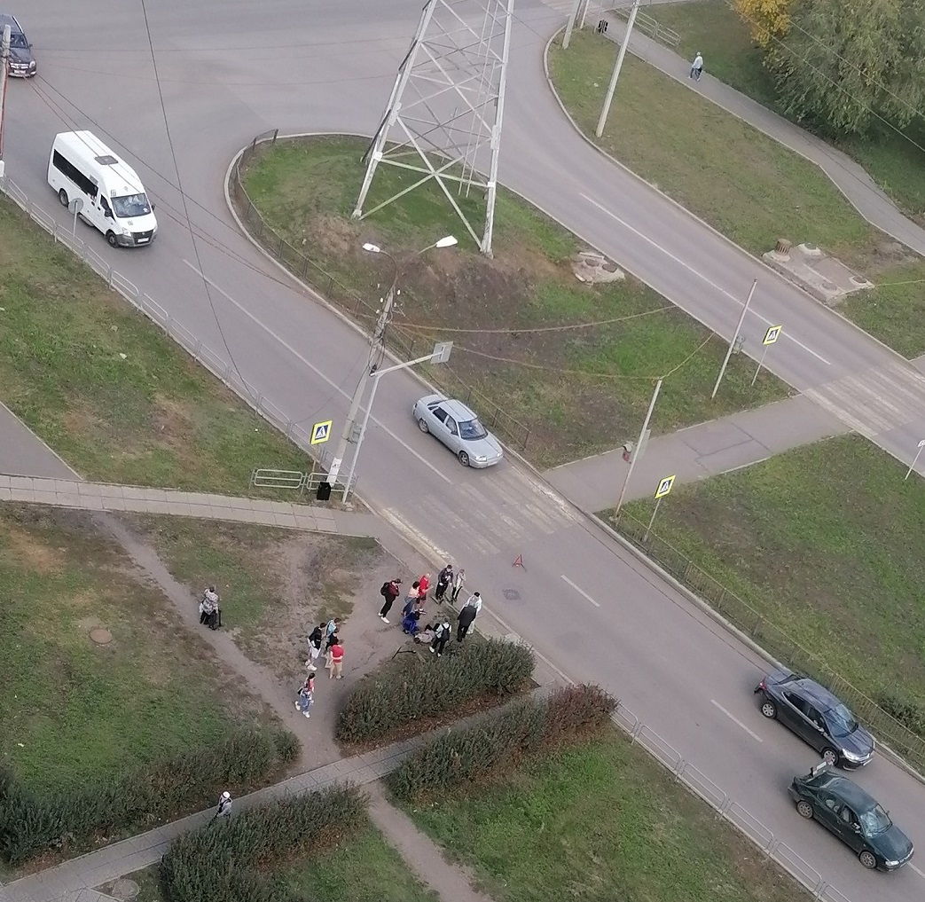 Ребенок ехал по зебре на велосипеде. В Магнитогорске школьника сбил 85-летний водитель иномарки