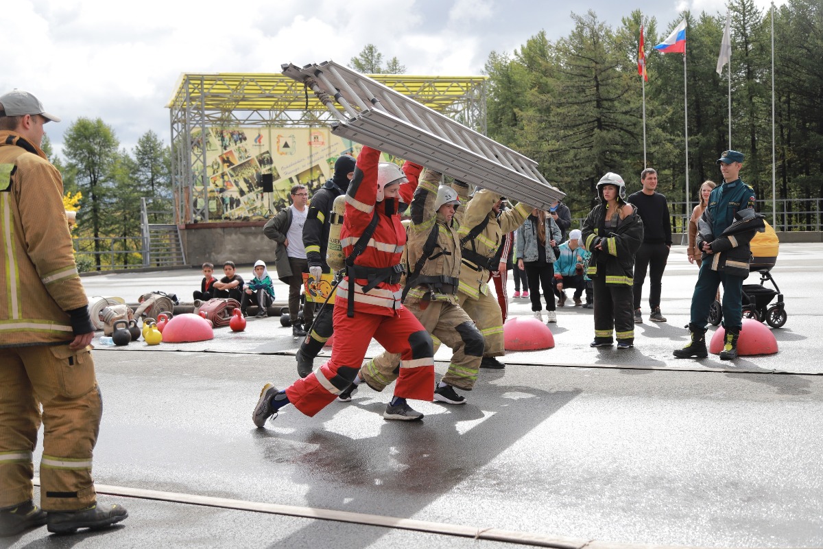 Пожарный кроссфит. В Магнитогорске пожарные и спортсмены из фитнес-клубов состязались между собой