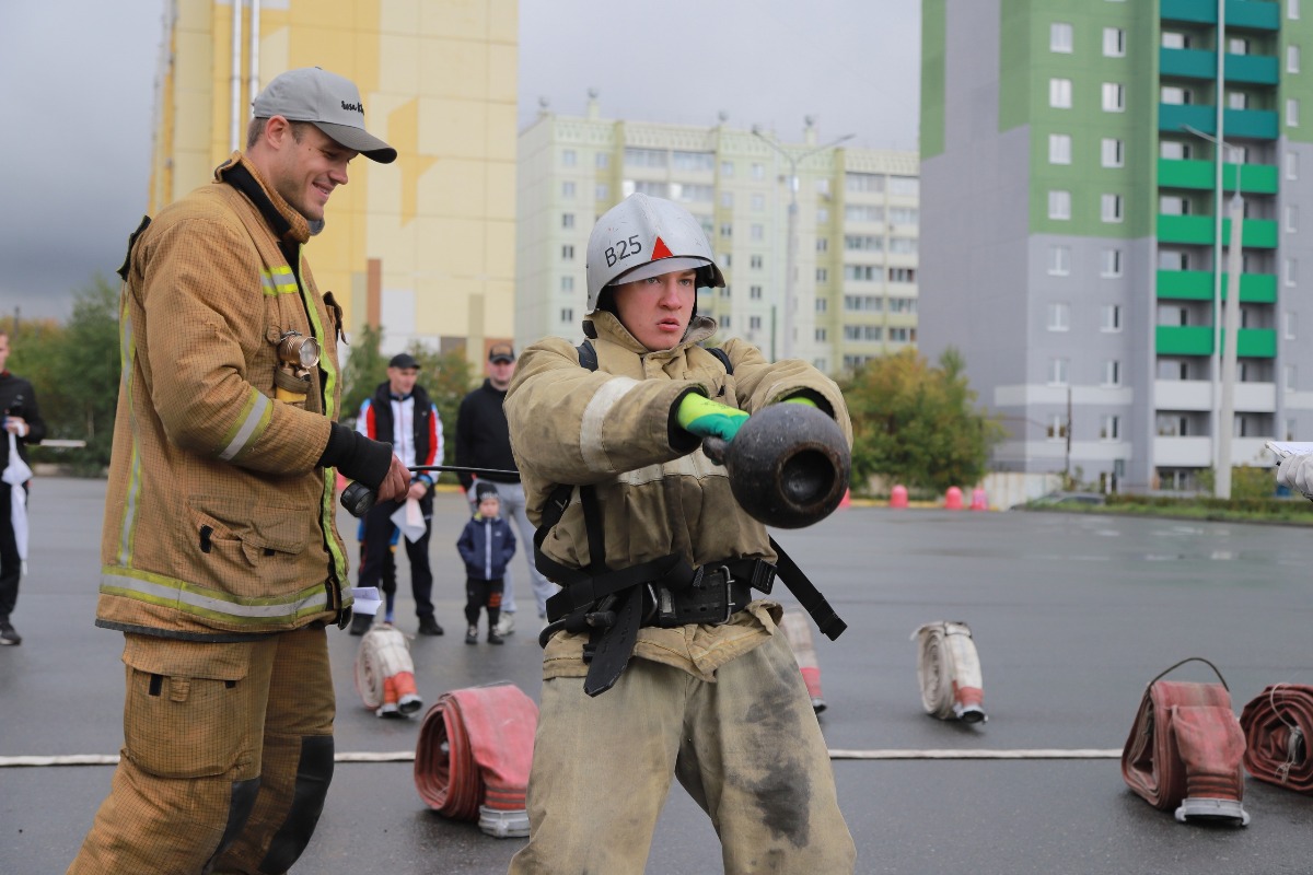 Пожарный кроссфит. В Магнитогорске пожарные и спортсмены из фитнес-клубов состязались между собой