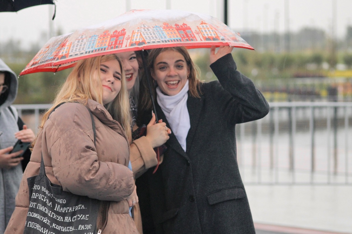 Магнитогорским студентам - и дождь не помеха. В парке «Притяжение» ярко отметили День знаний