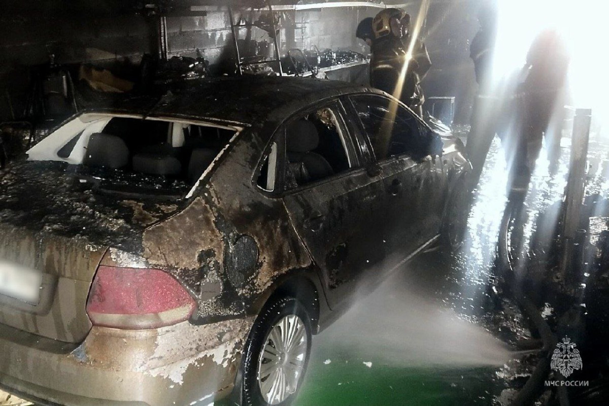 Пожар в гараже. В Магнитогорске два автомобиля сгорели при пожаре