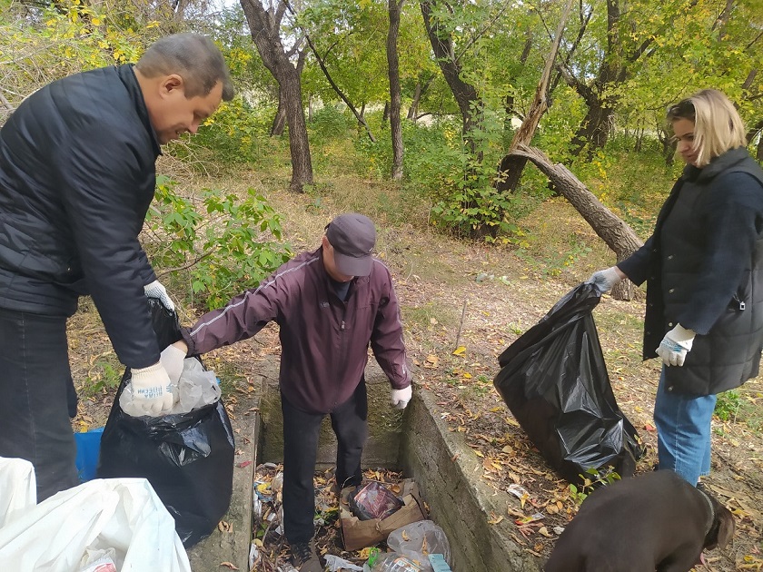 Экоактивисты провели уборку 1,5 км береговой зоны реки Урал в районе Зеленстроя