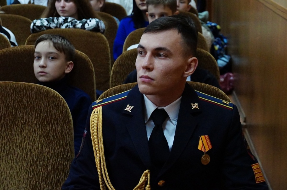 «Добро пожаловать в органы!». В Магнитогорске сотрудники полиции устроили день открытых дверей для старшеклассников