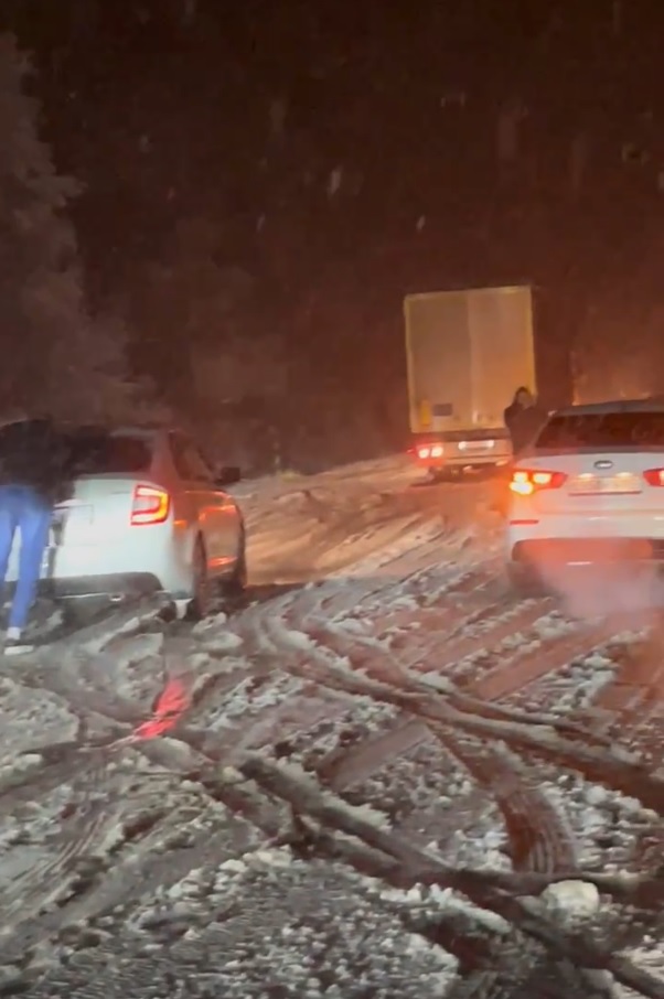 Первый снегопад сковал трассы Челябинской области. Водителей просят воздержаться от дальних поездок