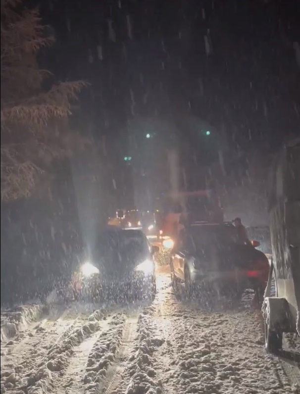 Первый снегопад сковал трассы Челябинской области. Водителей просят воздержаться от дальних поездок