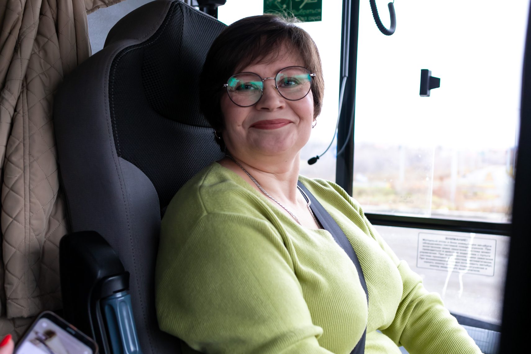 Я б в водители пошла… В Магнитогорске за руль автобуса села женщина