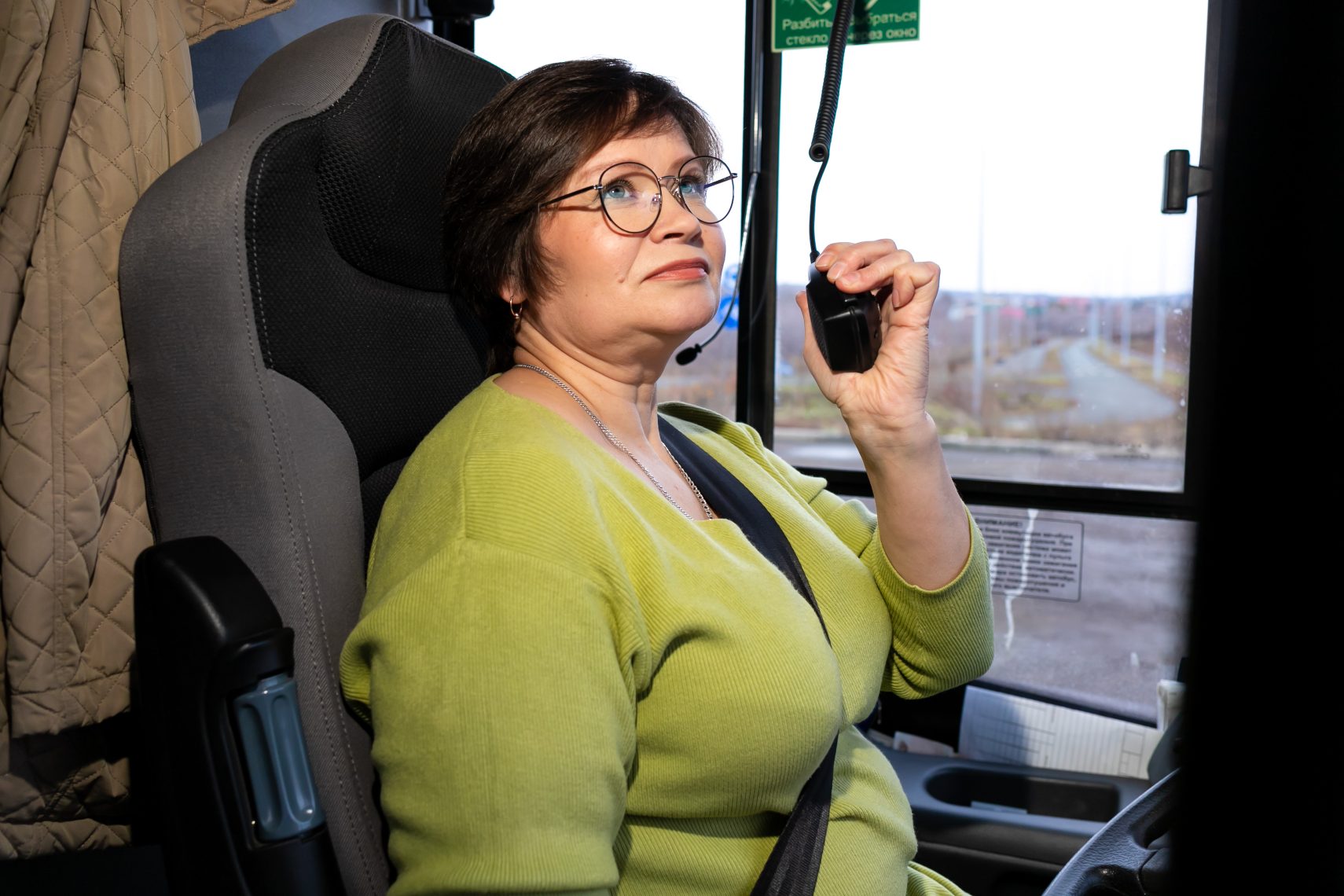 Я б в водители пошла… В Магнитогорске за руль автобуса села женщина