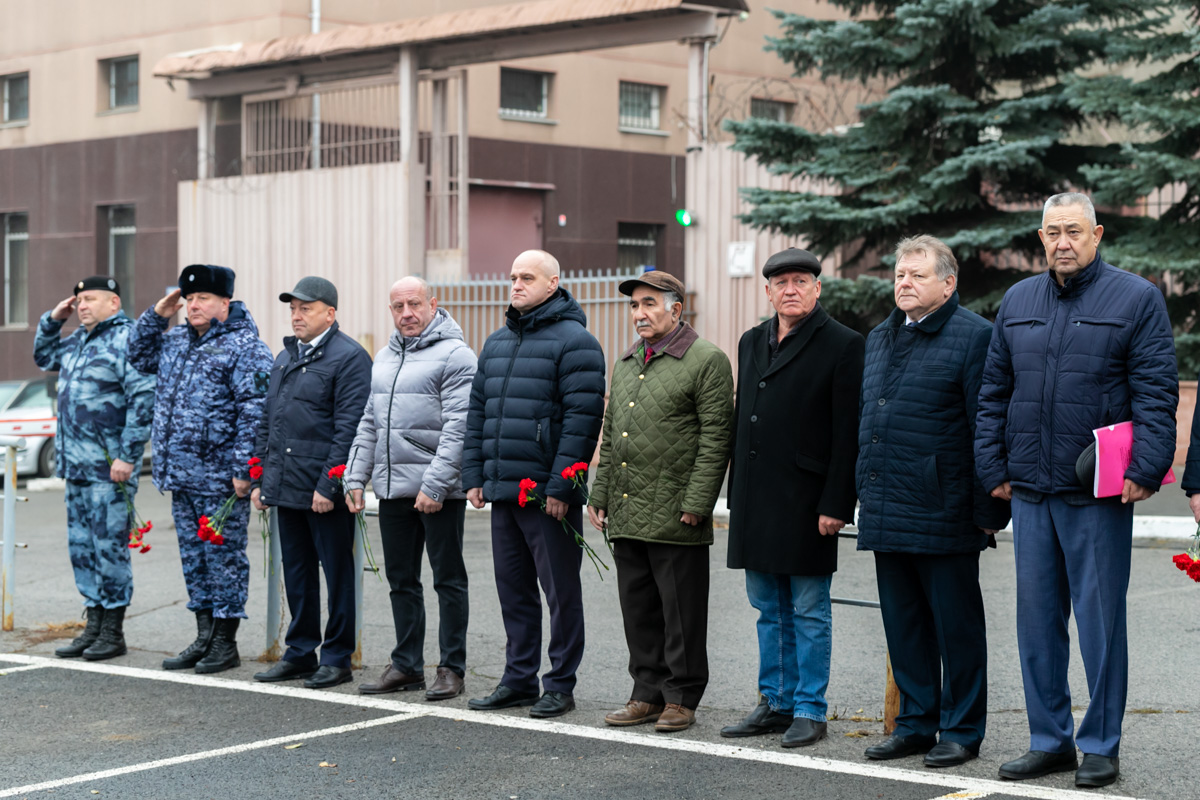 Навечно в строю. В Магнитогорске полицейские почтили память товарищей, погибших при исполнении долга