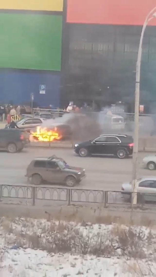 Пожар на стоянке. Автомобиль вспыхнул возле торгового центра в Магнитогорске