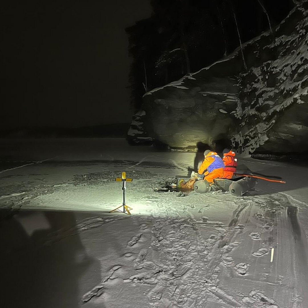 Прохожие вызвали "112". Дети прошли по тонкому льду до середины Урала в центре Магнитогорска