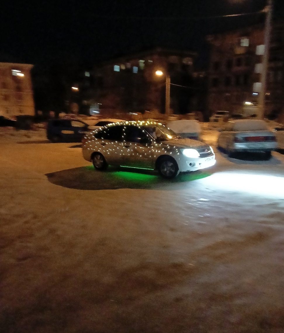 Праздничный тюнинг. Дед Мороз на новогоднем такси колесит по Магнитогорску 
