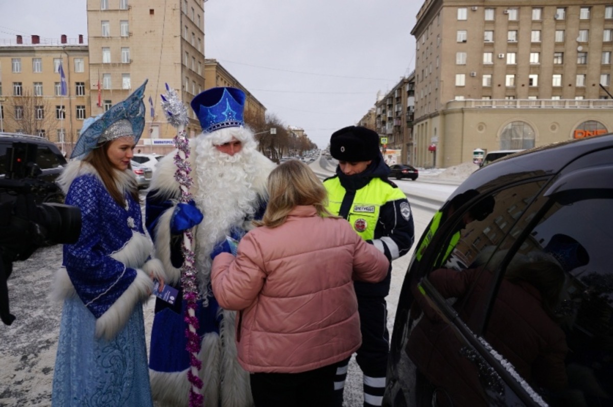 Праздник на дорогах. В Магнитогорске полицейский Дед Мороз вышел в патруль на улицы