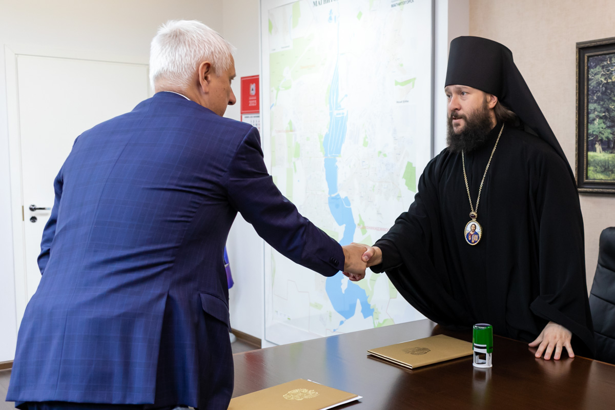 Глава Магнитогорска подписал документ о сотрудничестве города с епархией