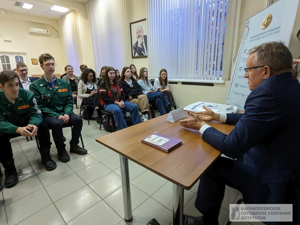 Депутат и заслуженный строитель Александр Мясников пообщался с молодежью на равных