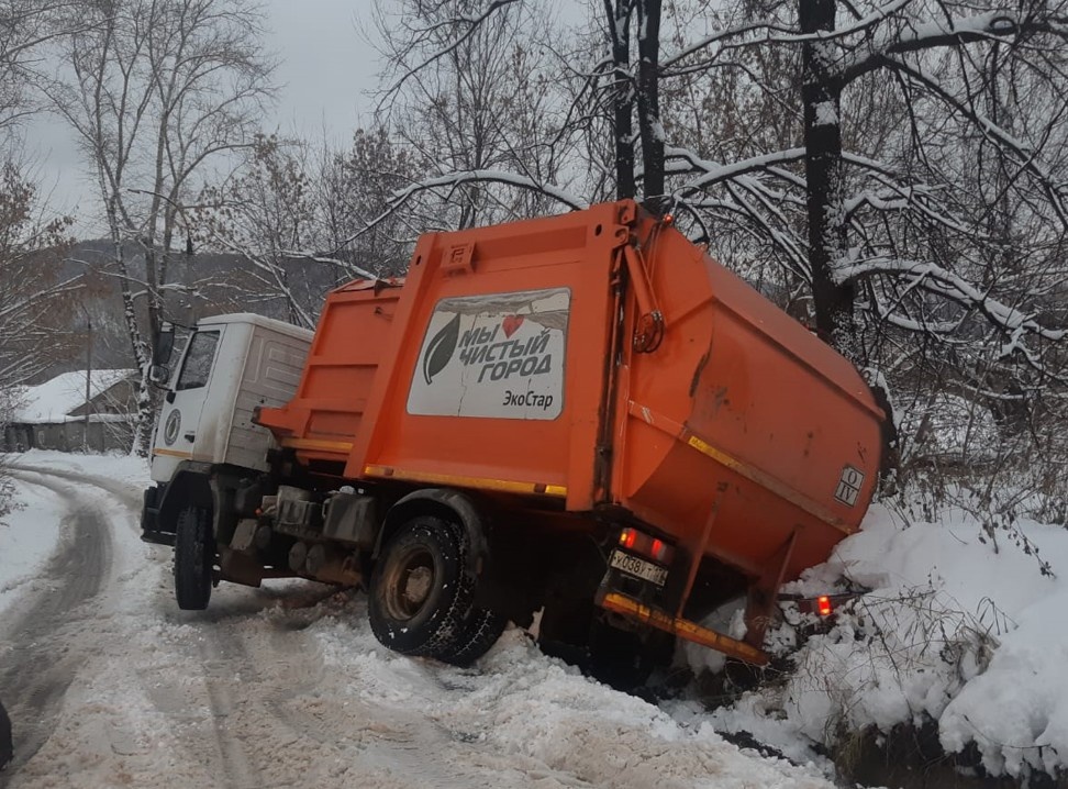 Машинам трудно маневрировать. Из-за снегопадов возникли сложности с вывозом мусора в Магнитогорске
