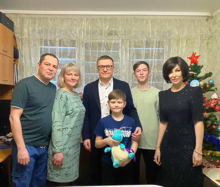 «Елка желаний» - детям. Два брата из Магнитогорска получили подарки от губернаторской семьи