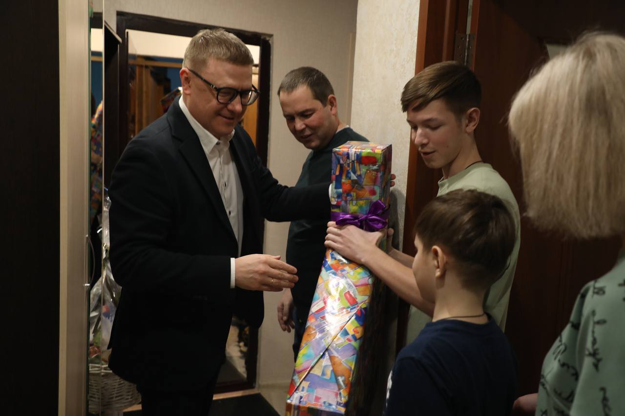 «Елка желаний» - детям. Два брата из Магнитогорска получили подарки от губернаторской семьи