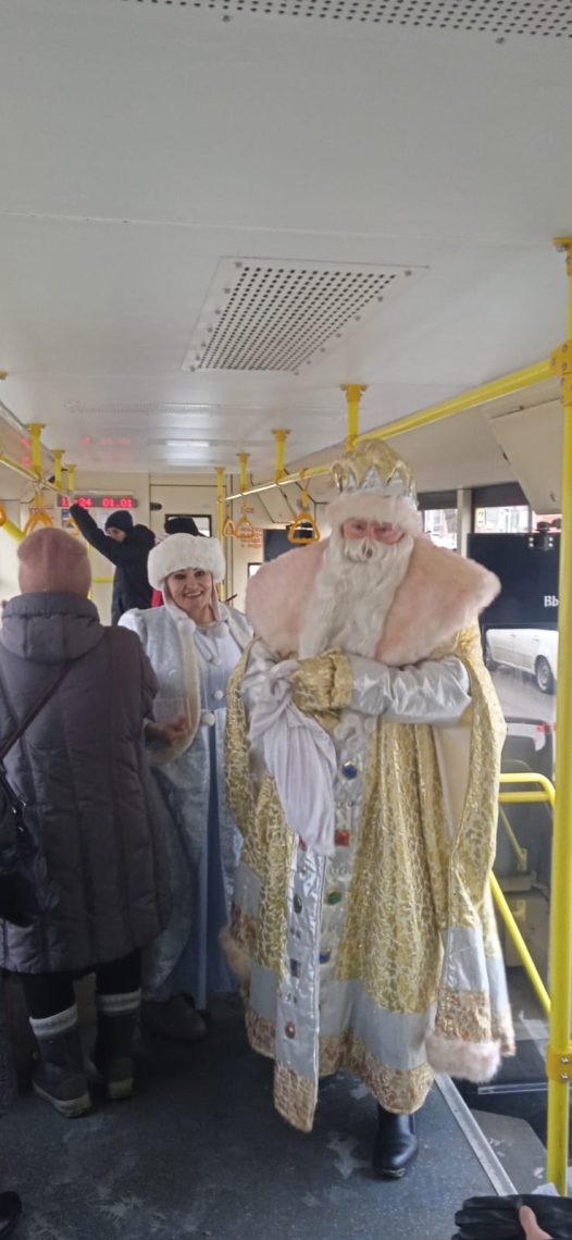 Дед Мороз и Снегурочка поздравляют магнитогорцев в трамваях